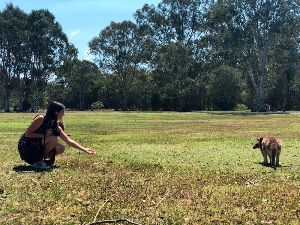 chica con canguro
